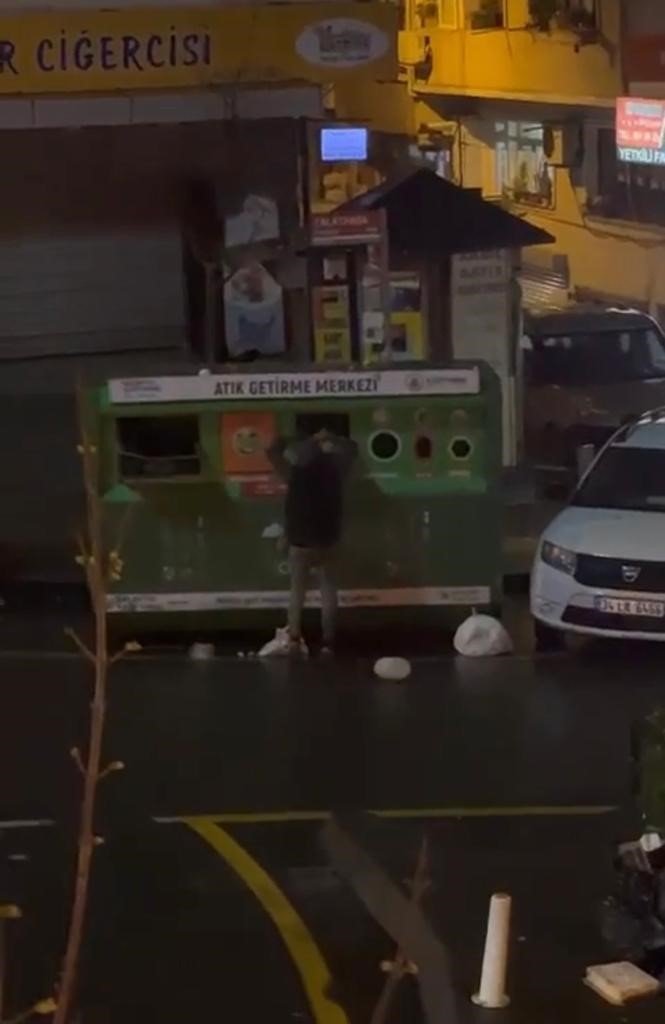 Geri Dönüşüm Kutusuna Girerek Atıkları Böyle Çaldı
