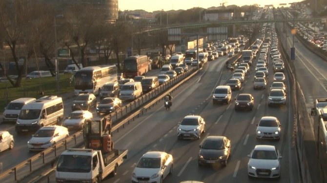 İ̇stanbul’da İftar Öncesi Trafik Yoğunluğu Yüzde 72’ye Çıktı
