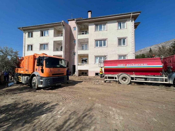 Selden Etkilenen Polis Lojmanları, İ̇zmit Belediyesi Ekiplerince Temizleniyor