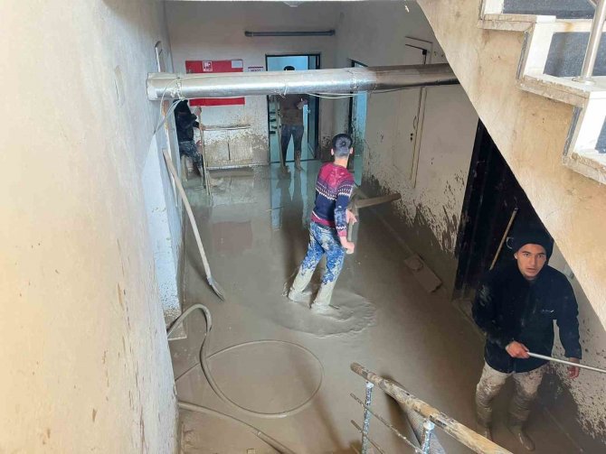 Selden Etkilenen Polis Lojmanları, İ̇zmit Belediyesi Ekiplerince Temizleniyor