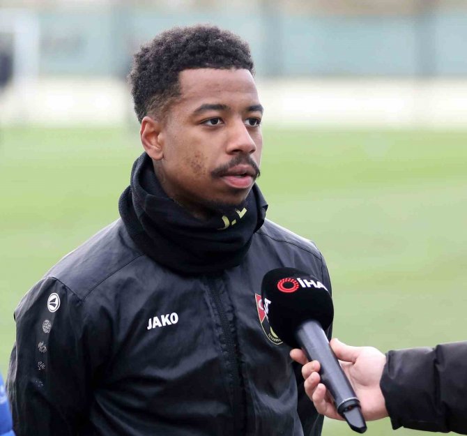 Jason Lokilo: "İ̇stanbulspor Büyük Bir Camia, Türkiye Güzel Bir Ülke, Burada Kalmak İsterim"