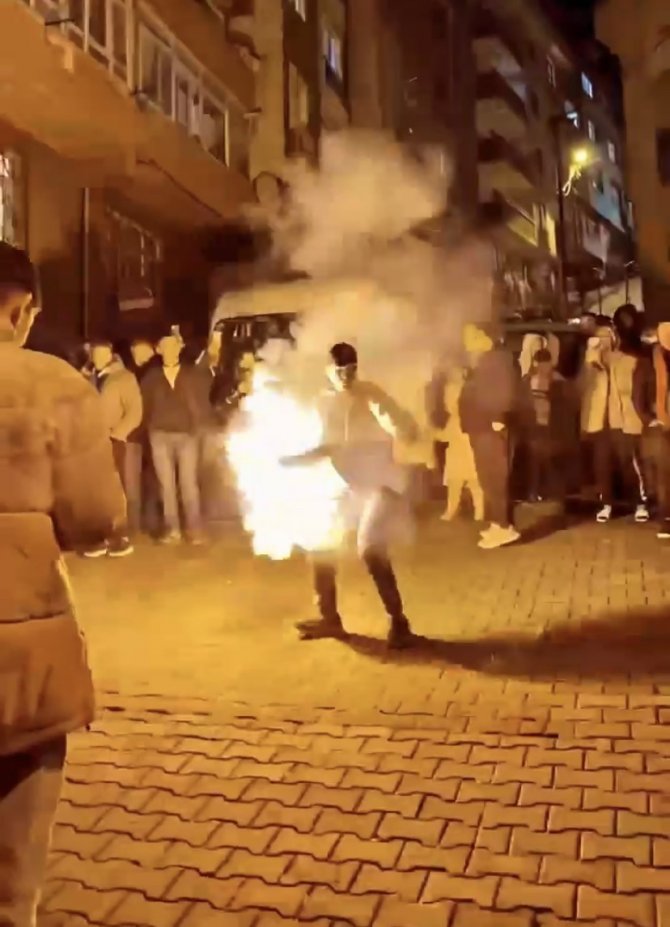 İ̇stanbul’da Asker Eğlencelerinde Korkutan Meşaleli Danslar Kamerada