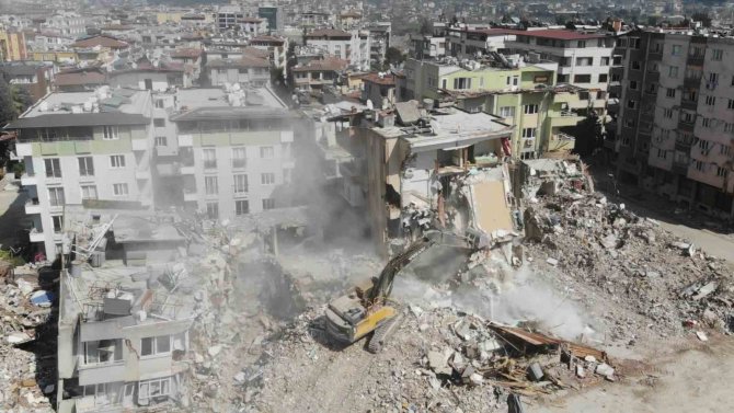 Hatay’da Hasarlı Binaların Yıkımına Devam Ediliyor