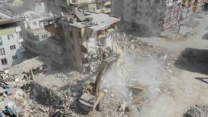 Hatay’da Hasarlı Binaların Yıkımına Devam Ediliyor