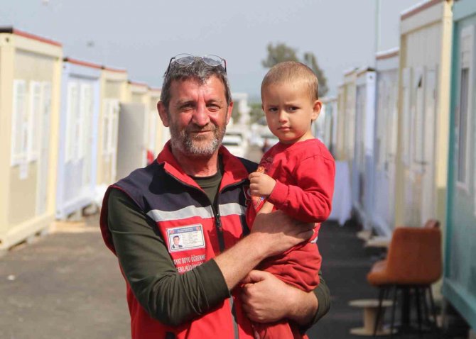 Depremde 27 Akrabasını Kaybetti, Acısına Rağmen Görevini Bırakmadı