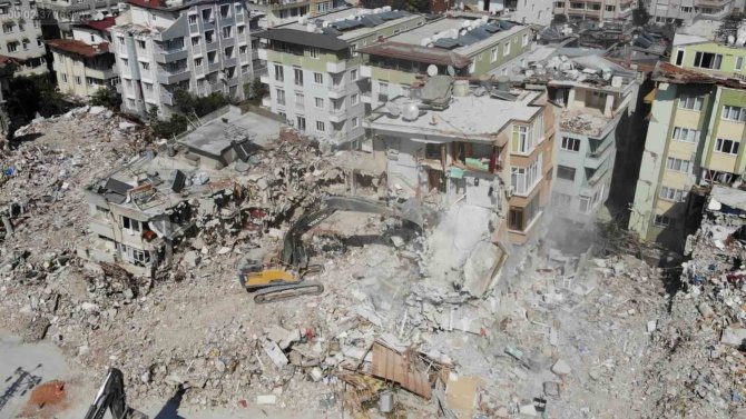 Hatay’da Hasarlı Binaların Yıkımına Devam Ediliyor