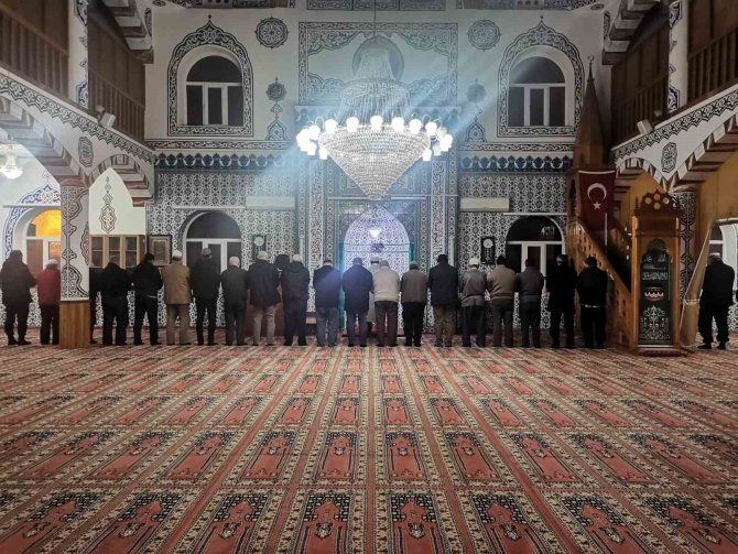 Kapıya Siper Oldu, Cemaati Camiye Sokmadı: O Anlar Kamerada