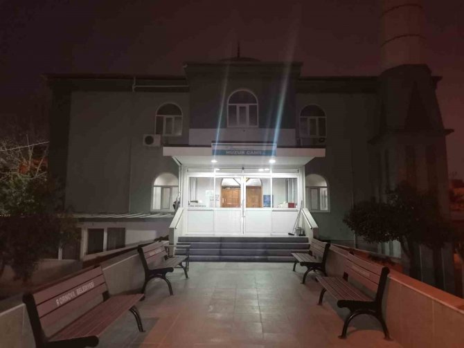 Kapıya Siper Oldu, Cemaati Camiye Sokmadı: O Anlar Kamerada
