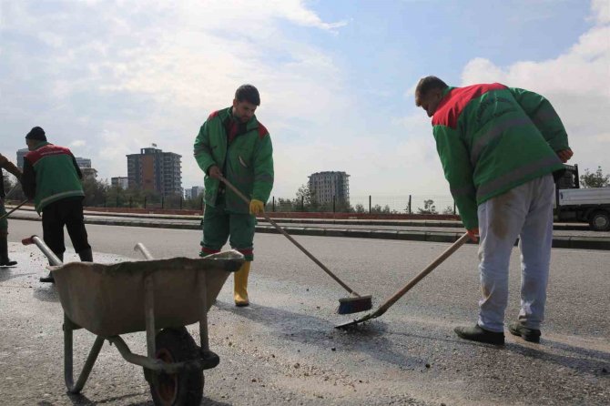 Karaköprü’de Çamurlu Yollar Temizleniyor