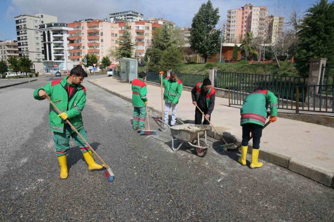 Karaköprü’de Çamurlu Yollar Temizleniyor