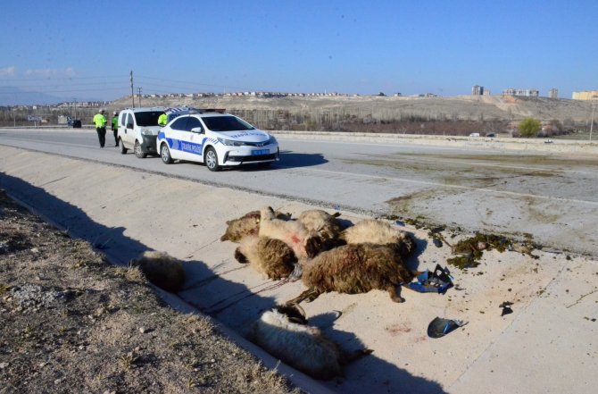 Karaman’da İki Motosiklet Koyun Sürüsüne Çarptı: 3 Yaralı