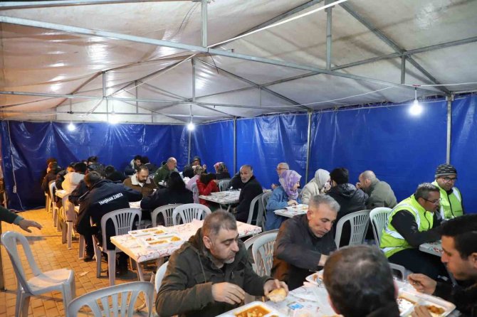 Kırıkkale’de Yemek Yapamayan Yüzlerce Aileye İftar