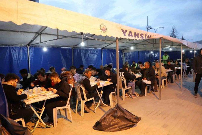 Kırıkkale’de Yemek Yapamayan Yüzlerce Aileye İftar