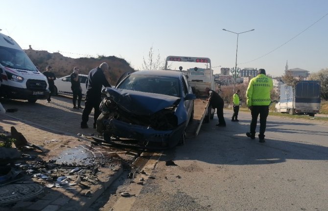 Kocaeli’de Otomobil İstinat Duvarına Çarptı: 4 Yaralı