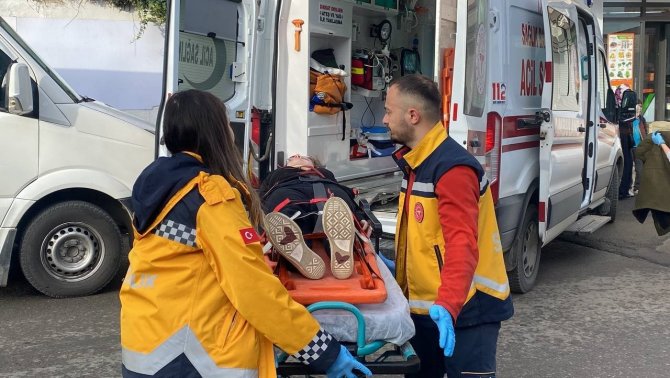 Okula Giden Lise Öğrencisine Otomobil Çarptı