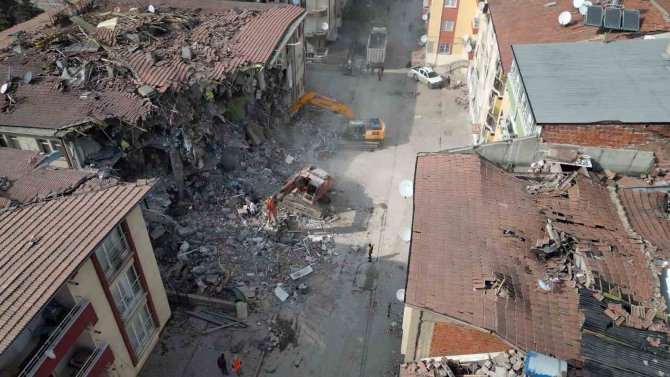 Malatya’da Enkaz Kaldırma Çalışmaları Sürüyor