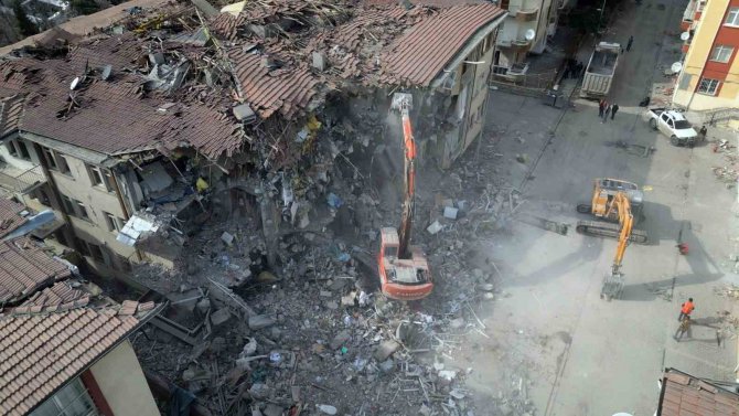 Malatya’da Enkaz Kaldırma Çalışmaları Sürüyor