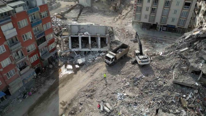 Malatya’da Enkaz Kaldırma Çalışmaları Sürüyor