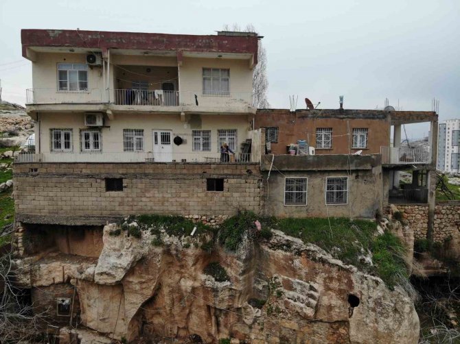 3 Odalı Mağaranın Üzerine 3 Kat Bina Yapıldı