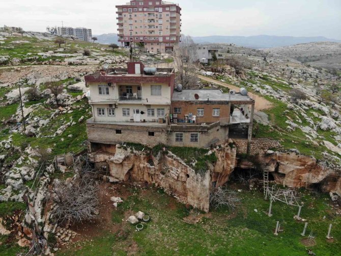 3 Odalı Mağaranın Üzerine 3 Kat Bina Yapıldı