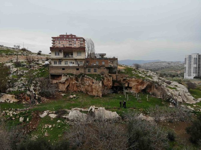3 Odalı Mağaranın Üzerine 3 Kat Bina Yapıldı