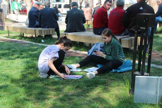Güneş Vatandaşları Dışarıda Vakit Geçirmeye Davet Ediyor