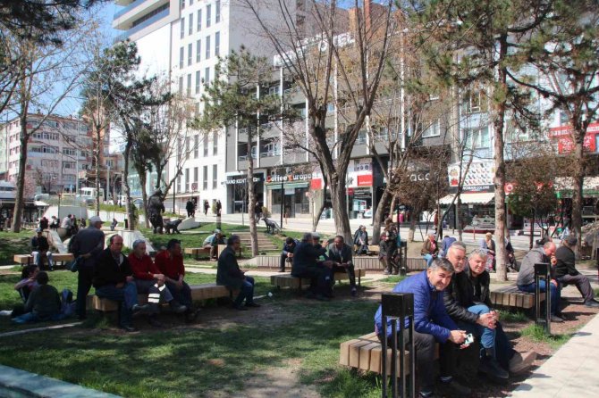 Güneş Vatandaşları Dışarıda Vakit Geçirmeye Davet Ediyor