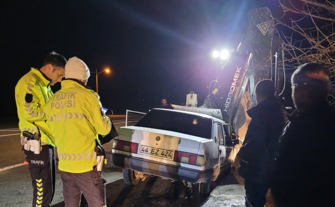 Malatya’da Otomobil İş Makinesi İle Çarpıştı: 1 Yaralı