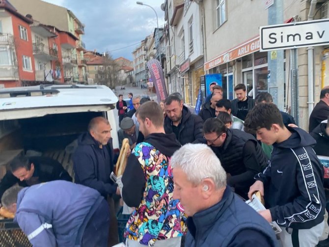 Pideyi Sıcak Tüketmek İçin Birbirleriyle Yarışıyorlar