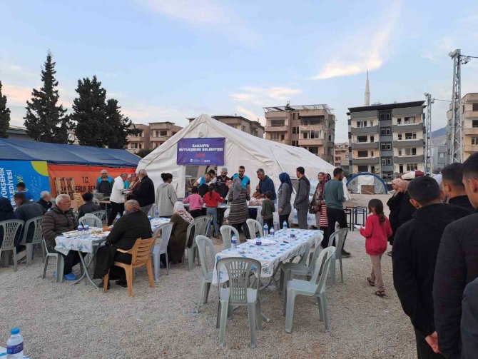 Deprem Bölgesinde Oruçlar, Büyükşehir’in Kardeşlik Sofrasında Açılıyor