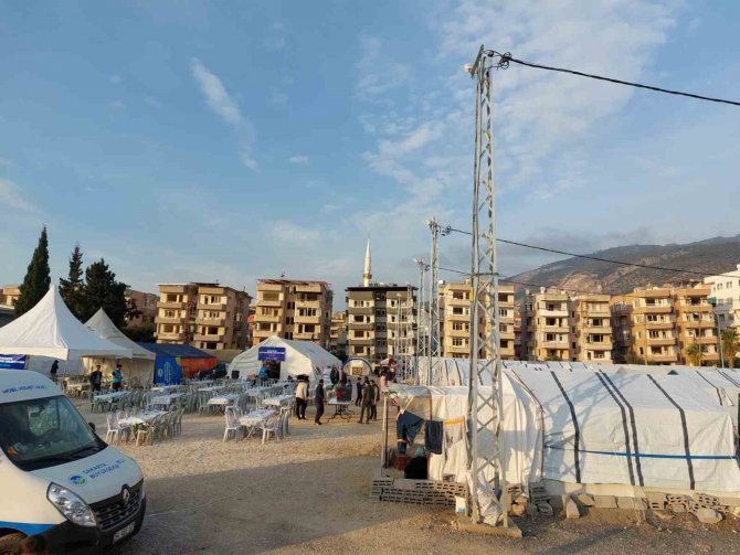 Deprem Bölgesinde Oruçlar, Büyükşehir’in Kardeşlik Sofrasında Açılıyor