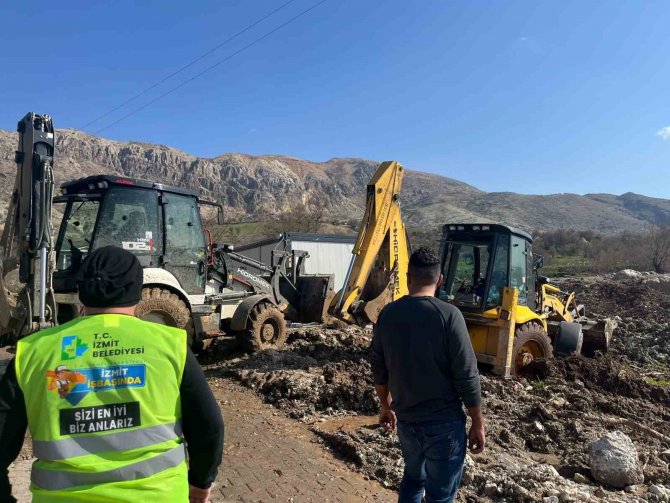İ̇zmit Belediyesi Ekipleri, Sel Bölgesinde Çamura Saplanan İş Makinesini Kurtardı