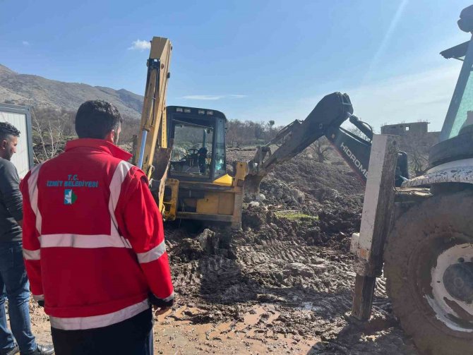 İ̇zmit Belediyesi Ekipleri, Sel Bölgesinde Çamura Saplanan İş Makinesini Kurtardı