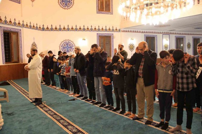 Bu Cami Teravih Namazında Çocuklarla Doluyor