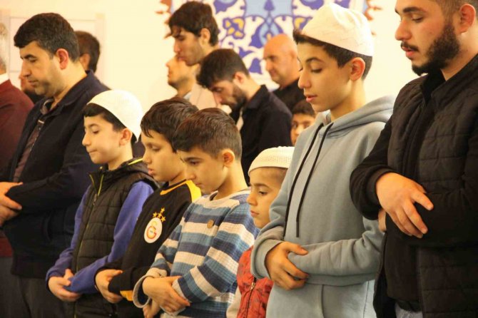 Bu Cami Teravih Namazında Çocuklarla Doluyor