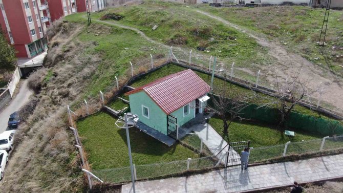 Dışarıdan Bakan Ev Sanıyor, İçerisinde İse Bir Emirin Kabri Bulunuyor