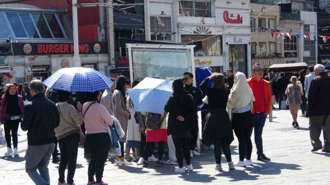 Güneşli Ve Sıcak Havayı Fırsat Bilenler Taksim’e Akın Etti