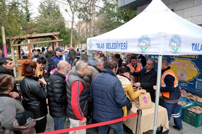 Başkan Yalçın, “Biz Pişirelim Siz Ulaştırın” Dedi, Yemek Servisi Yaptı