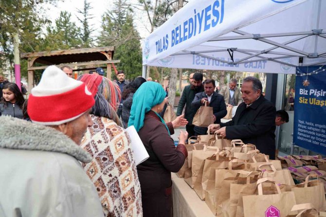 Başkan Yalçın, “Biz Pişirelim Siz Ulaştırın” Dedi, Yemek Servisi Yaptı