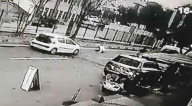 İ̇stanbul’da Silahlı Laf Atma Kavgası Kamerada: Dizinden Vurulan Genç Ölümden Saniyelerle Kurtuldu