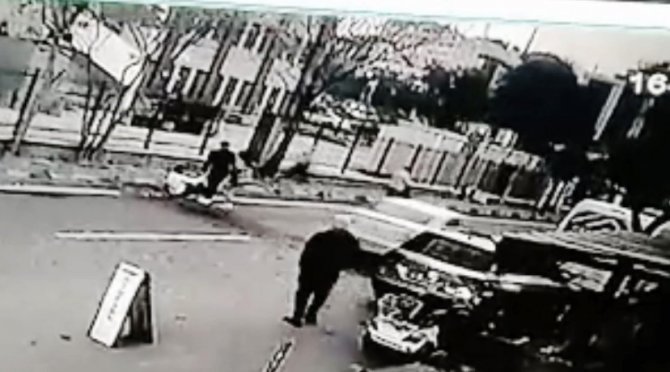 İ̇stanbul’da Silahlı Laf Atma Kavgası Kamerada: Dizinden Vurulan Genç Ölümden Saniyelerle Kurtuldu