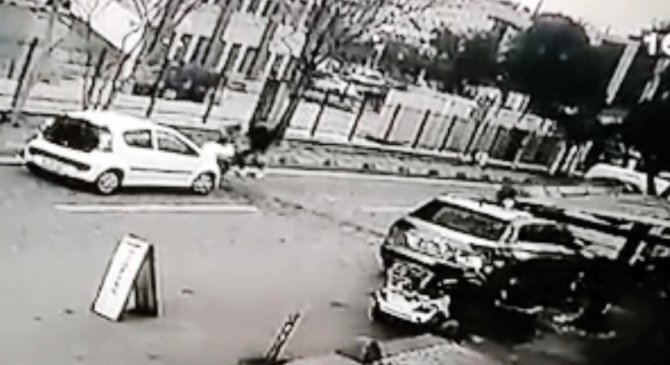 İ̇stanbul’da Silahlı Laf Atma Kavgası Kamerada: Dizinden Vurulan Genç Ölümden Saniyelerle Kurtuldu
