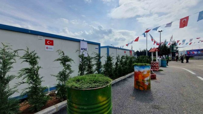 Onikişubat Yaşam Merkezini Geri Dönüşüm Malzemeleri Süsledi