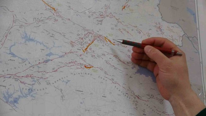 Bingöl’de 3 Levhanın Kesiştiği Bölgede Gerilimin Yükseldiği Tespit Edildi