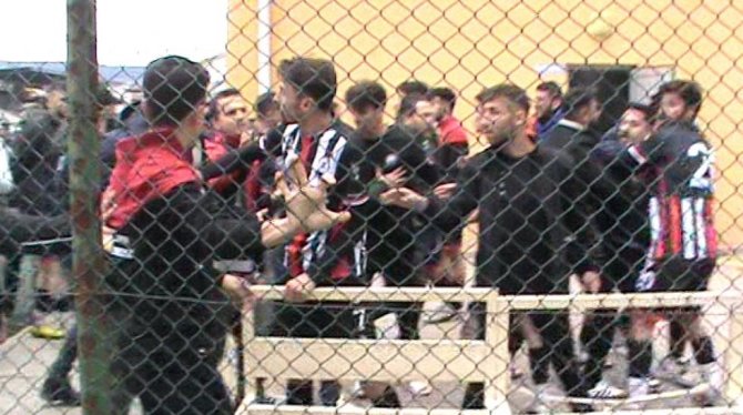 Amatör Maçta Arbede, İki Takım Maç Sonrası Birbirine Girdi