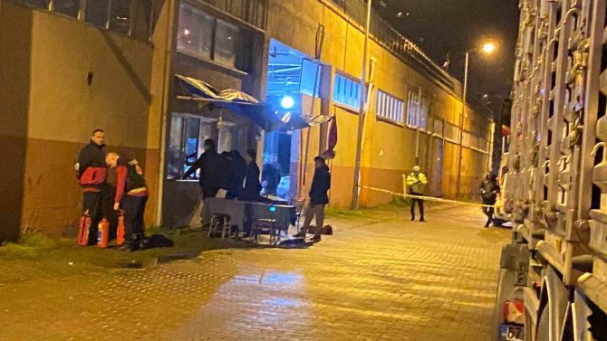 İ̇ş Yerinde Ailesini Rehin Aldı, Üzerine Benzin Döküp Bıçakla Kendini Yaraladı