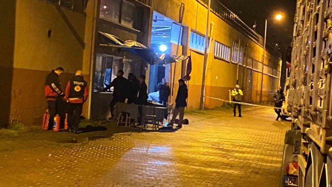 İ̇ş Yerinde Ailesini Rehin Aldı, Üzerine Benzin Döküp Bıçakla Kendini Yaraladı