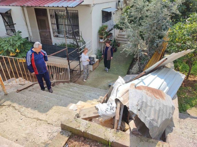 Mahalleli Drift Atanlardan Dert Yandı, Otomobil Evin Bahçesine Düştü