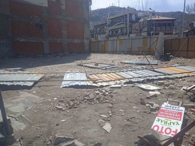 Afyonkarahisar’da Şiddetli Rüzgar Hayatı Olumsuz Etkiledi