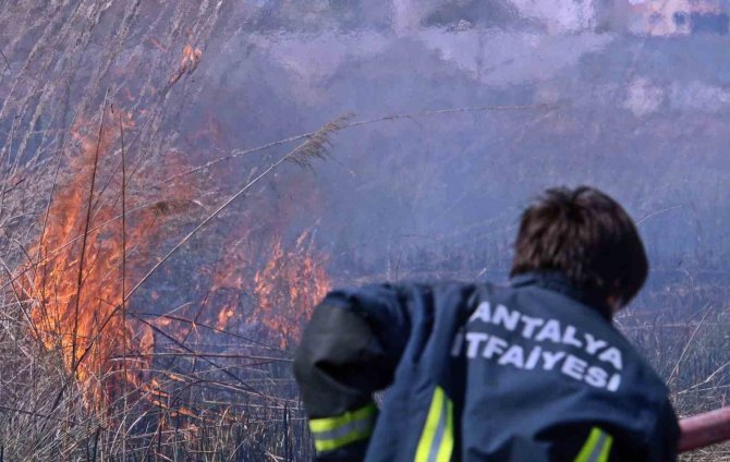 Hem Oruca Hem Yangını Söndürmeye ’Niyetliler’